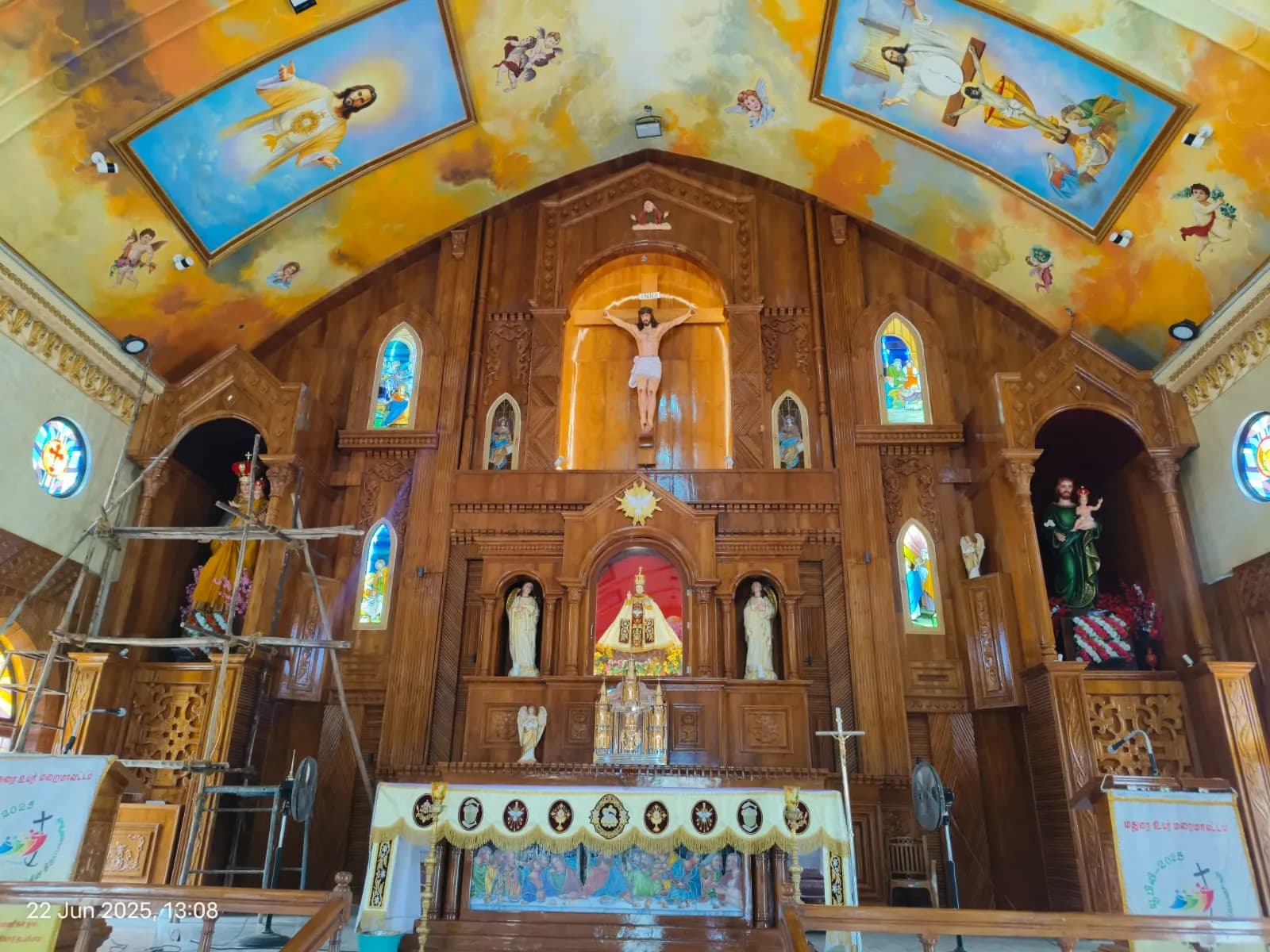 The completed altar with its murals