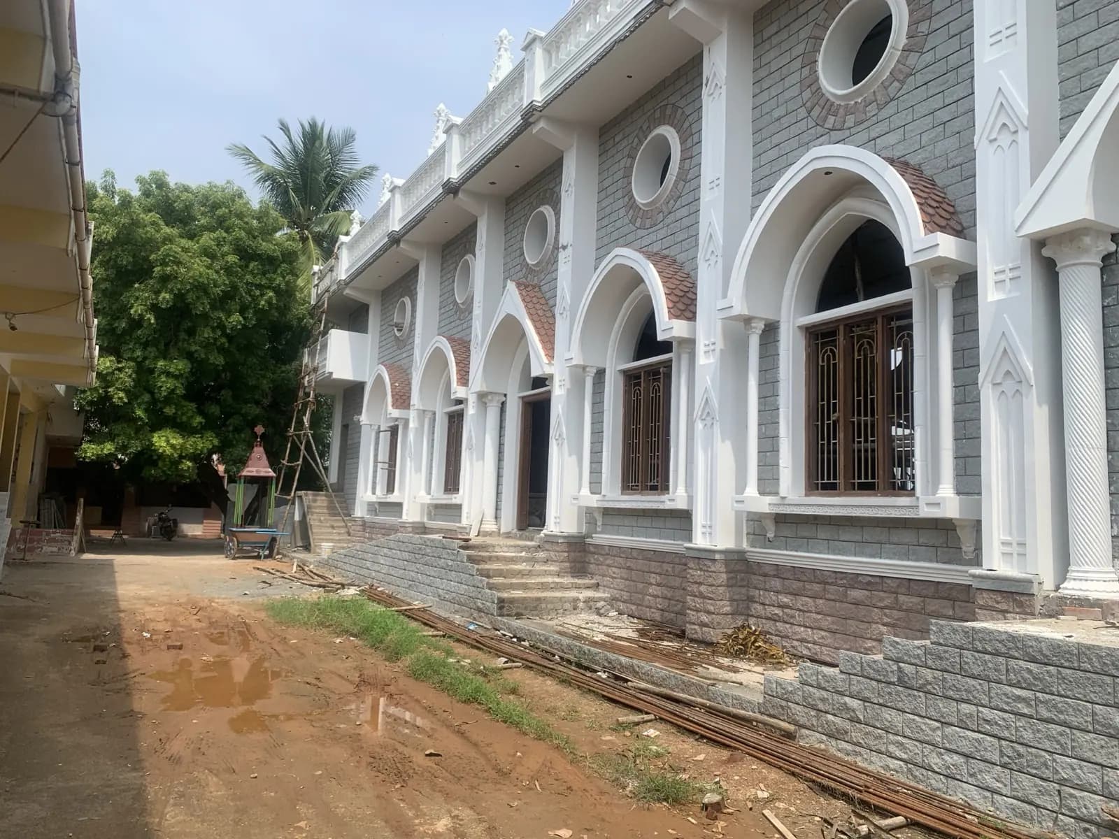 Side arches of the shrine